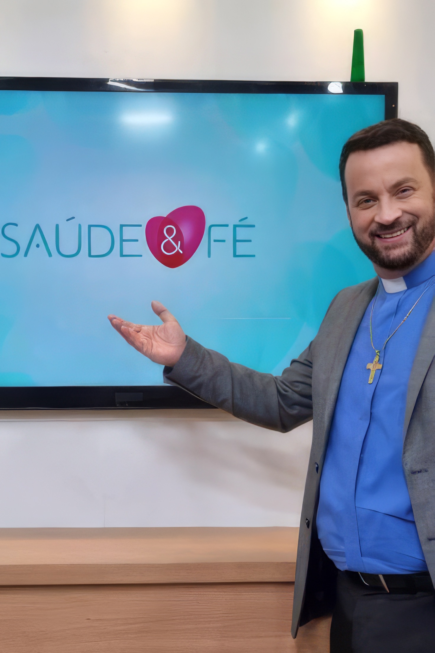 Frei Rinaldo em seu trabalho de comunicação na televisão